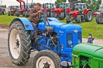 Traktoren und Oldtimer an der B 175 - War 2019 beim letzten Traktorentreffen in Langenbernsdorf dabei: Frank Hironimus mit einem Famulus.