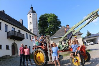 Traktoren und Tauziehen zum Turmfest in Rößnitz - Der Rößnitzer Nachwuchs ist begeistert, wenn gefeiert wird.