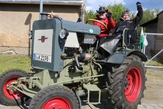 Traktorenfans tuckern quer durchs Vogtland - Klaus Krause und Helga Ketzel winken auf ihrem Traktor Lanz Hermann. Sie waren aus Bad Elster angereist und hatten damit die weiteste Anreise aller Teilnehmer in Geilsdorf.