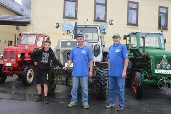 Traktorenfreunde zurück vom Treffen - Uli Lein (rechts) und Uwe Flemming mit Sohn Dominik mit ihren Traktoren. Am Wochenende waren sie damit im Vogtland unterwegs.