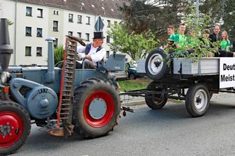 Traktorenkorso für Spitzenkegler - Die erfolgreichen Fraureuther Kegler wurden am Sonntag vom repräsentativen Lanz Bulldog von Lutz Schumann durch den Ort kutschiert.