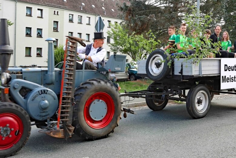 Traktorenkorso für Spitzenkegler - Die erfolgreichen Fraureuther Kegler wurden am Sonntag vom repräsentativen Lanz Bulldog von Lutz Schumann durch den Ort kutschiert. 