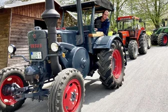 Traktorentreffen: Bauern werben für dritten Anlauf - Daniel Richter hat diesen schmucken Ursus von 1949 komplett zerlegt und neu aufgebaut. Bei der kleinen Rundfahrt am Sonnabend durch Schneeberg gehörte er damit zweifellos zu den Hinguckern.