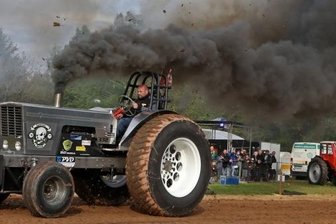 Traktorentreffen erst im September - Wohl der Höhepunkt des "Russentreffens" am Sachsenring ist alljährlich, wie hier 2019, das Traktorpulling.