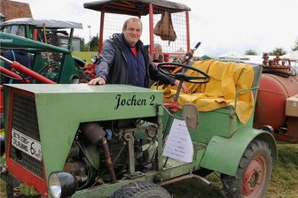 Traktorentreffen unterm schiefen Turm von Rößnitz - Mit Jochen 1 und Jochen 2 (im Bild) waren Ralf Metzner (rechts) und René Karberg aus Kobitzschwalde nach Rößnitz gerollt. "Wir haben Jochen 1 bis 8" berichteten sie und erklärten, was es damit auf sich hat.