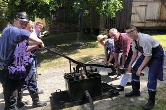 Traktortag, Museumsnacht, Vereinsfete: Das ist im Vogtland am Wochenende los - Die Vogtländische Handdruckspritzenmeisterschaft wird am Samstag im Vogtländischen Freilichtmuseum in Landwüst ausgetragen.