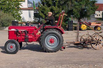Traktortreffen in Dittmannsdorf: 88-Jähriger begeistert mit Deutz-Oldtimer von 1938 - Traktoren und Landwirtschaftechnik faszinierten am ersten Wochenende des Dorffestes.
