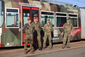 Tram mit Tarnanstrich: Warum die Bundeswehr in Zwickau eine Straßenbahn auf Werbetour schickt - Ein Quartett in Uniform hat die Zwickauer Straßenbahn mit Bundeswehr-Werbung zur Indienststellung inspiziert: Oberstleutnant Stefan Otto, Stabsfeldwebel Mirko Roch, Hauptmann Toni Holland-Moritz und Hauptmann Thomas Klemm (v. l).