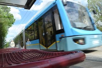 Tram springt aus Gleis - 