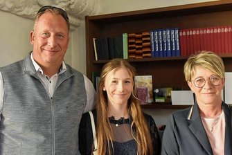 Trampeli-Nachfahren bei Konzert mit Weltklasse-Pianistin Angela Hewitt in Adorf - 