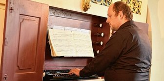 Trampeli-Orgel ist wieder vollständig - Ein Festkonzert gestalteten in Landwüst der Sänger Wolf Matthias Friedrich und Kantor Cornelius Grahl (im Foto) an der Orgel.