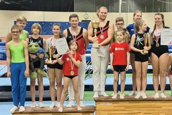 Trampolinturner glänzen bei Länderkampf - Beim Länderkampf in Cottbus schafften es je drei Aktive des ESV Lok mit der Auswahl Sachsen I und Sachsen II aufs Treppchen.