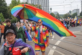 Transaktivismus in Chemnitz: „Sichtbar sein, trotz der jungen Nazis“ - Beim Christopher-Street-Day werden queere Menschen noch sichtbarer.
