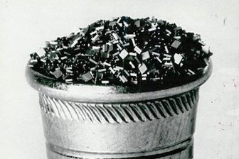 Transistor: Der Baustein für die Brücke ins digitale Zeitalter - Gerade noch mit bloßem Auge sichtbar: An diesem mit 56.000 Transistoren gefüllten Fingerhut demonstrierte Computerproduzent IBM im Jahr 1964, wohin hinsichtlich der Dimensionen elektronischer Geräte die Reise geht.