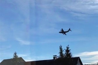 Transport-Airbus im Tiefflug über dem Vogtland - Die Maschine über Oberwürschnitz in der Gemeinde Mühlental im oberen Vogtland. 