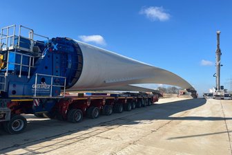 Transport der Riesenflügel für Windkraftanlagen durch Freiberg verschoben - wann soll er nun rollen? - Ein Rotorblatt einer Windkraftanlage lagert auf einem Schwerlasttransport in Freiberg. Das interessiert viele Freiberger.