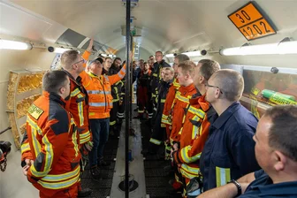 Transport flüssiger Gefahrengüter mit der Bahn: Feuerwehrleute aus Auerbach und Adorf trainieren an Ausbildungszug für den Ernstfall - Bei der theoretischen Ausbildung konnten sich die Feuerwehrleute die Transportwagen auch von innen anschauen.