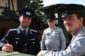 "Transport-Polizei" taucht beim Dampftag in Schönheide auf - 