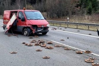 Transporter auf der A 72 verunglückt - Durch den Aufprall an der Leitplanke wurde die seitliche Schiebetür des Transporters abgerissen und ein Teil des geladenen Altmetalls auf der Fahrbahn verteilt.