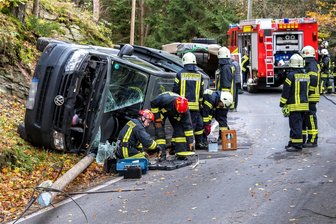 Transporter bleibt im Heidelbachtal auf der Seite liegen - Der Transporter brachte zunächst einen Telefonmast zum Sturz und blieb dann auf der Seite liegen.