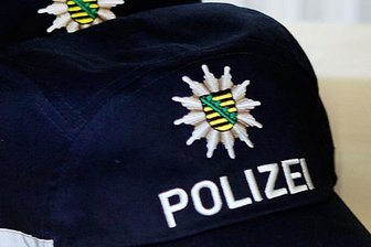 Transporter bleibt in Bahnunterführung stecken - 