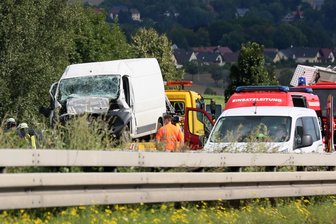 Transporter fährt auf A72 auf Laster auf - Fahrer eingeklemmt - 