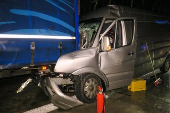 Transporter fährt auf A72 auf Laster auf - Fahrer schwer verletzt -
