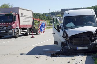 Transporter fährt auf Schilderwagen: Zeitweise Vollsperrung auf der A 4 bei Chemnitz - Nach einem Unfall war die A 4 am Dienstagvormittag in Richtung Frankfurt voll gesperrt.