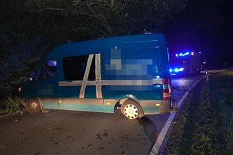 Transporter gegen Baum geprallt - ein Verletzter und über 20.000 Euro Schaden - 