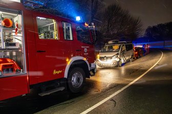 Transporter gerät auf B 101 im Erzgebirge in Gegenverkehr: Hoher Schaden und ein Verletzter - War Alkohol im Spiel? - Die Einsatzkräfte der Feuerwehr sicherten die Unfallstelle auf der B 101 im Erzgebirge.