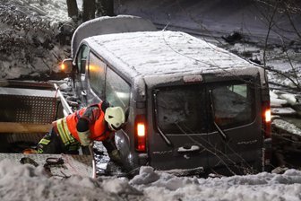 Transporter im Teich: Polizei nennt Details zu Unfall in Seifersbach - Im Rossauer Ortsteil Seifersbach ist ein Transporter in den Teich gerutscht.