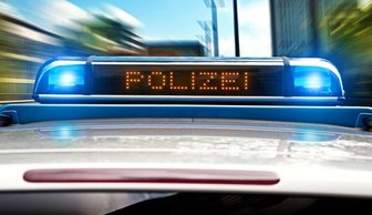 Transporter in Zwickau gegen Brückenpfeiler geprallt -