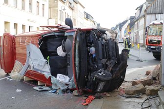 Transporter kollidiert mit Mauer - Ein VW-Transporter ist am Samstagvormittag in Geringswalde von der Straße abgekommen und mit einer Mauer kollidiert.