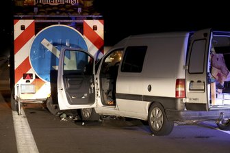 Transporter kollidiert mit Schilderwagen: A 4 bei Chemnitz zeitweise gesperrt - Der Transporter fuhr auf einen Schilderwagen auf, der auf der linken Fahrspur stand.