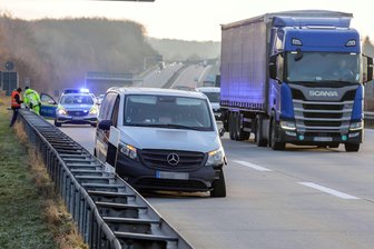 Transporter kollidiert mit Warnbaken auf der A 4 bei Hohenstein-Ernstthal - Nach der Kollision mit Warnbaken musste dieser Transporter abgeschleppt werden.