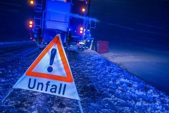 Transporter kommt in Grünhain von Fahrbahn ab - Der Unfall ereignete sich auf der Zwönitzer Straße.