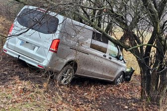 Transporter kommt in Lichtenau von Fahrbahn ab - Am Sonntagmorgen ist ein Transporter von der Sachsenstraße abgekommen.