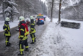 Transporter kommt von winterglatter Fahrbahn ab und landet auf der Seite - Ein Transporter ist am Freitagnachmittag auf der K 8830 zwischen Gornsdorf und Hormersdorf von der winterglatten Fahrbahn abgekommen und auf der Seite gelandet.