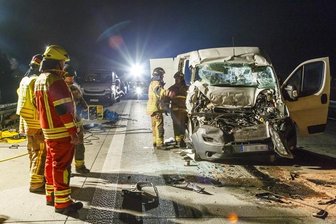 Transporter kracht auf Laster - A72 in der Nacht gesperrt -