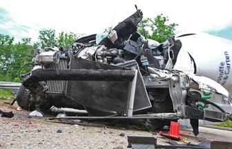Transporter kracht auf Laster auf A 4 - Frau wie durch Wunder nur leicht verletzt -
