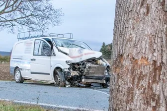 Transporter kracht gegen Baum: Zwei Verletzte bei Zwönitz -