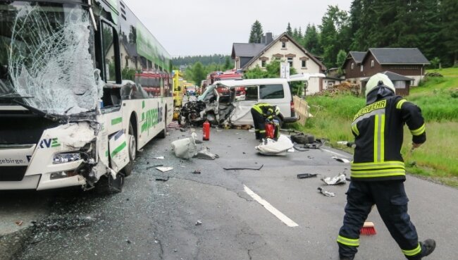 Transporter kracht in Schulbus - Ein Trümmerfeld bot sich den Einsatzkräften am Donnerstagmorgen in Johanngeorgenstadt nach dem Unfall mit dem Schulbus. 