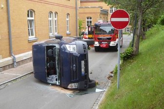 Transporter landet auf der Beifahrerseite - Nach ersten Informationen kippte der Transporter um, nachdem er auf dem Gelände des Verwaltungszentrums einen Lichtmast und einen Baum gestreift hatte.