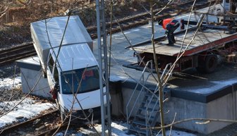 Transporter landet im Gleisbett -