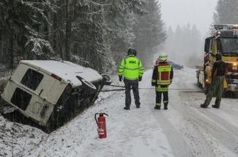 Transporter landet im Graben - Abgekommen. 