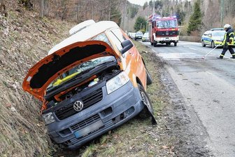 Transporter landet in Breitenbrunn im Graben - 