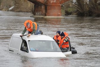 Transporter landet in der Zwickauer Mulde - 