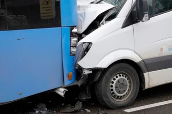 Transporter prallt auf CVAG-Bus -