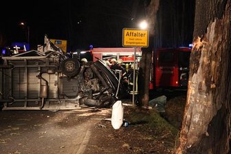 Transporter prallt gegen Baum - Fahrer eingeklemmt -