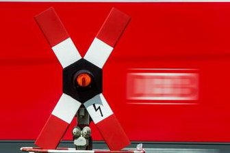 Transporter prallt gegen Rangierlok -